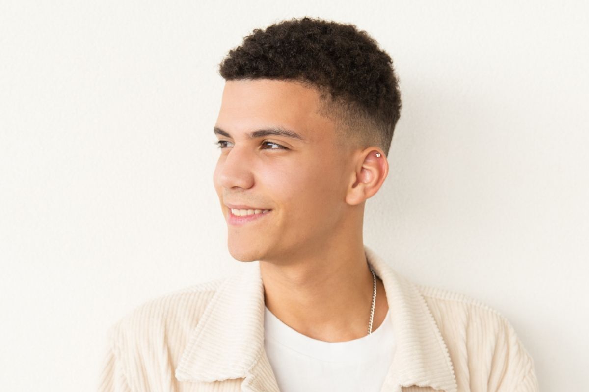 Tóc buzz cut tóc tóc buzz cut kết hợp textured crop fade chàng trai mặc áo khoác màu trắng chụp trên nền trắng