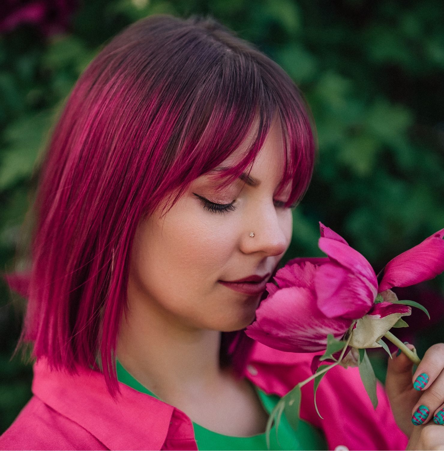 Tóc ngắn ngang cằm nhuộm màu phúc bồn tử