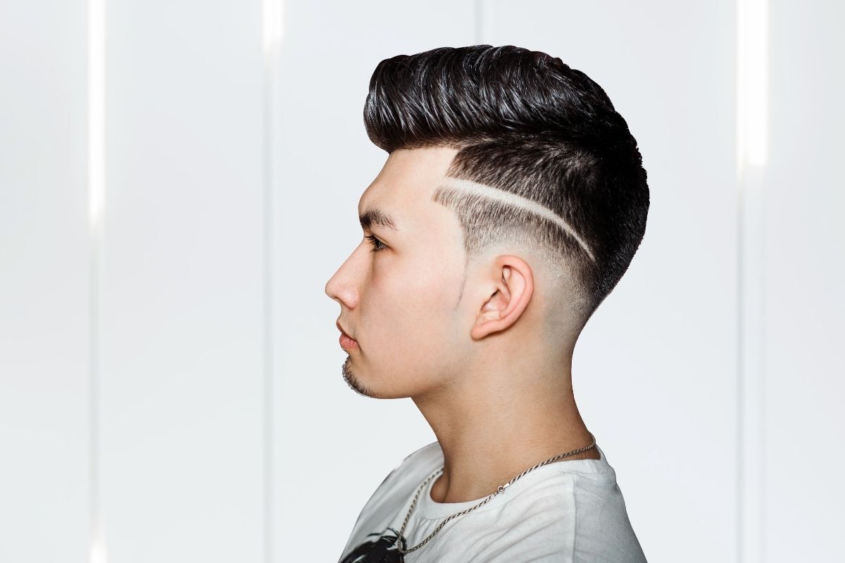 Tóc buzz cut kẻ vạch ảnh chụp gương mặt phía bên phải của một chàng trai