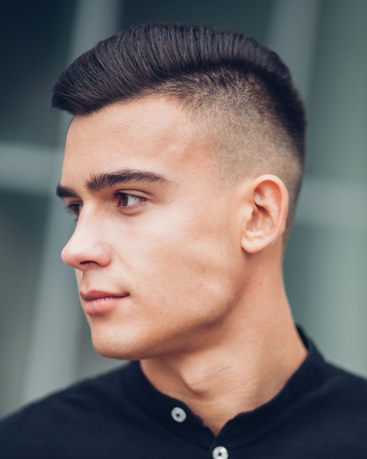 Kiểu tóc buzz cut lai crew cut chàng trai mặc áo màu đen 