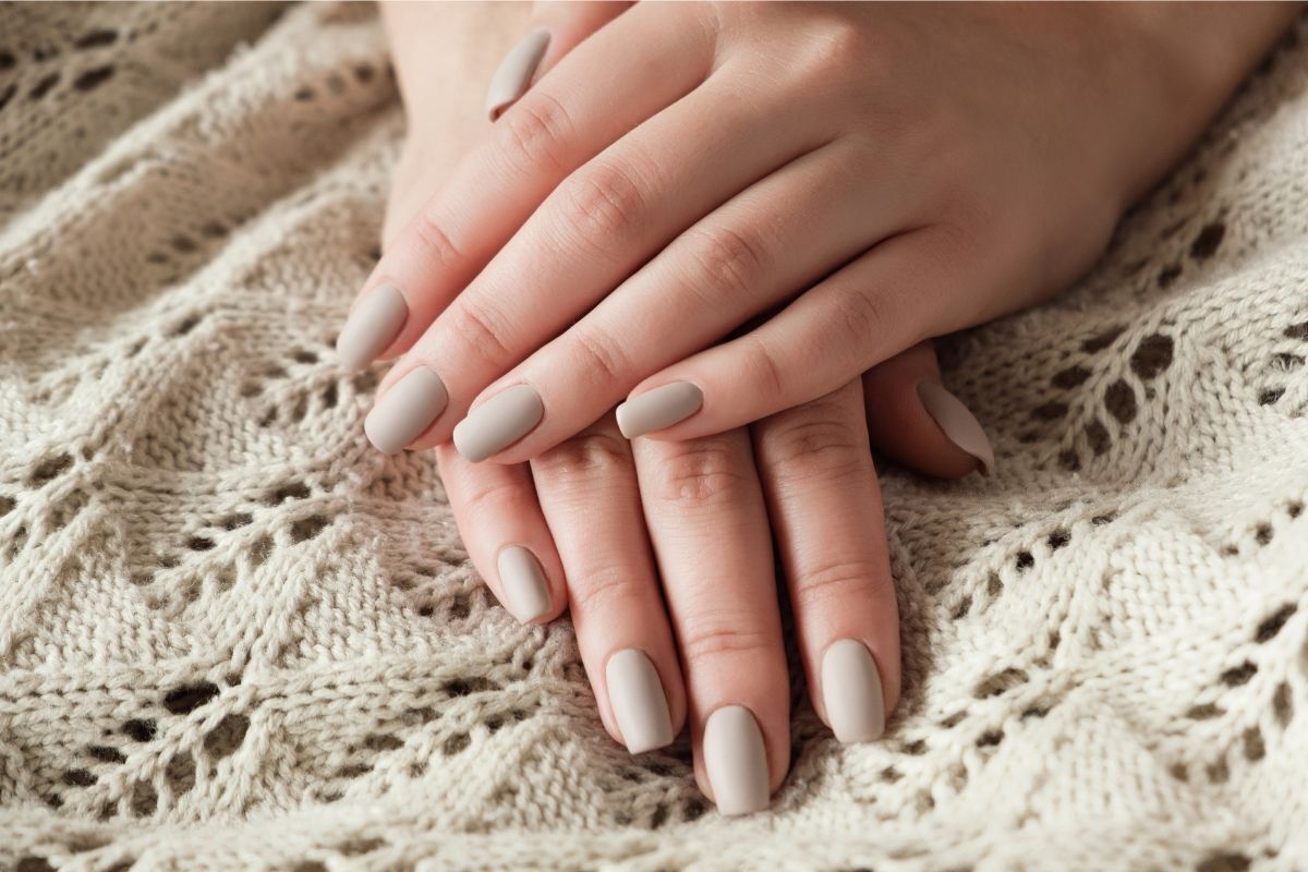 mẫu nail màu nâu lì trên nền vải len cùng màu 