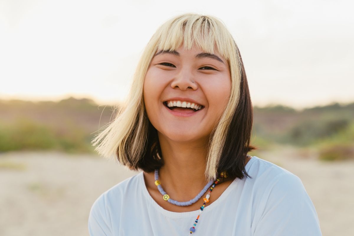 Kiểu nhuộm tóc 2 màu cô gái đang cười tươi