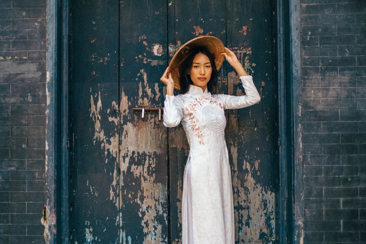 Mẫu áo dài cách tân cô gái mặc áo dài trắng cầm nón lá