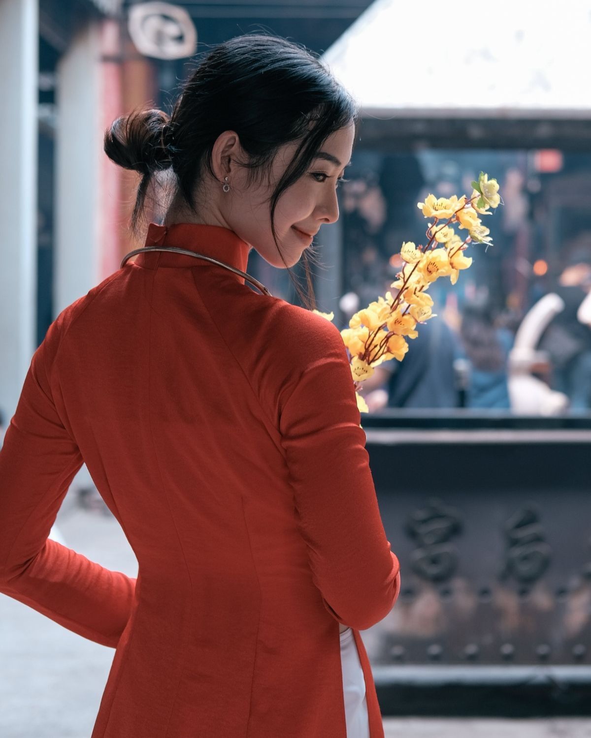 Kiểu tóc mặc áo dài truyền thống 2024 tóc búi thấp