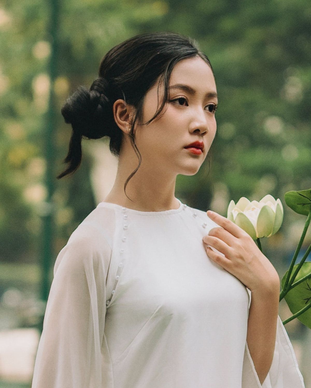 Kiểu tóc mặc áo dài truyền thống 2024 tóc búi thấp