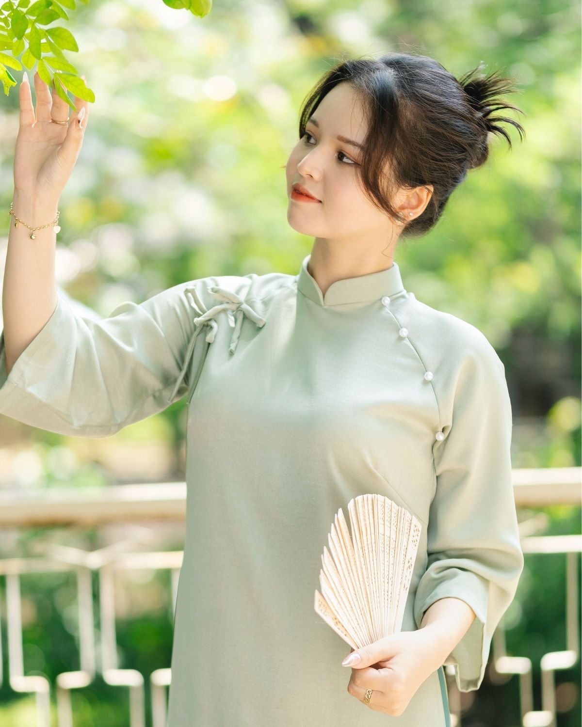 Kiểu tóc mặc áo dài hot trend 2024 tóc búi cao