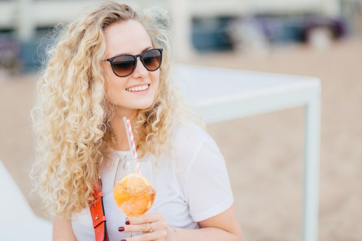 tóc mì tôm cô gái đeo kính răm màu đen và mặc áo thun trắng