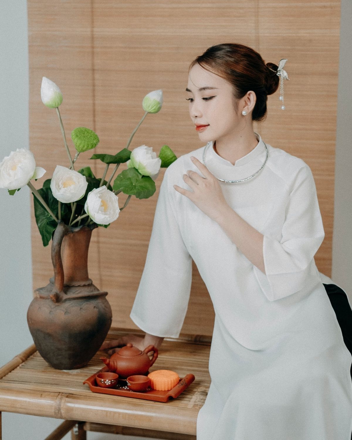 Kiểu tóc mặc áo dài hot trend 2024 tóc búi cao