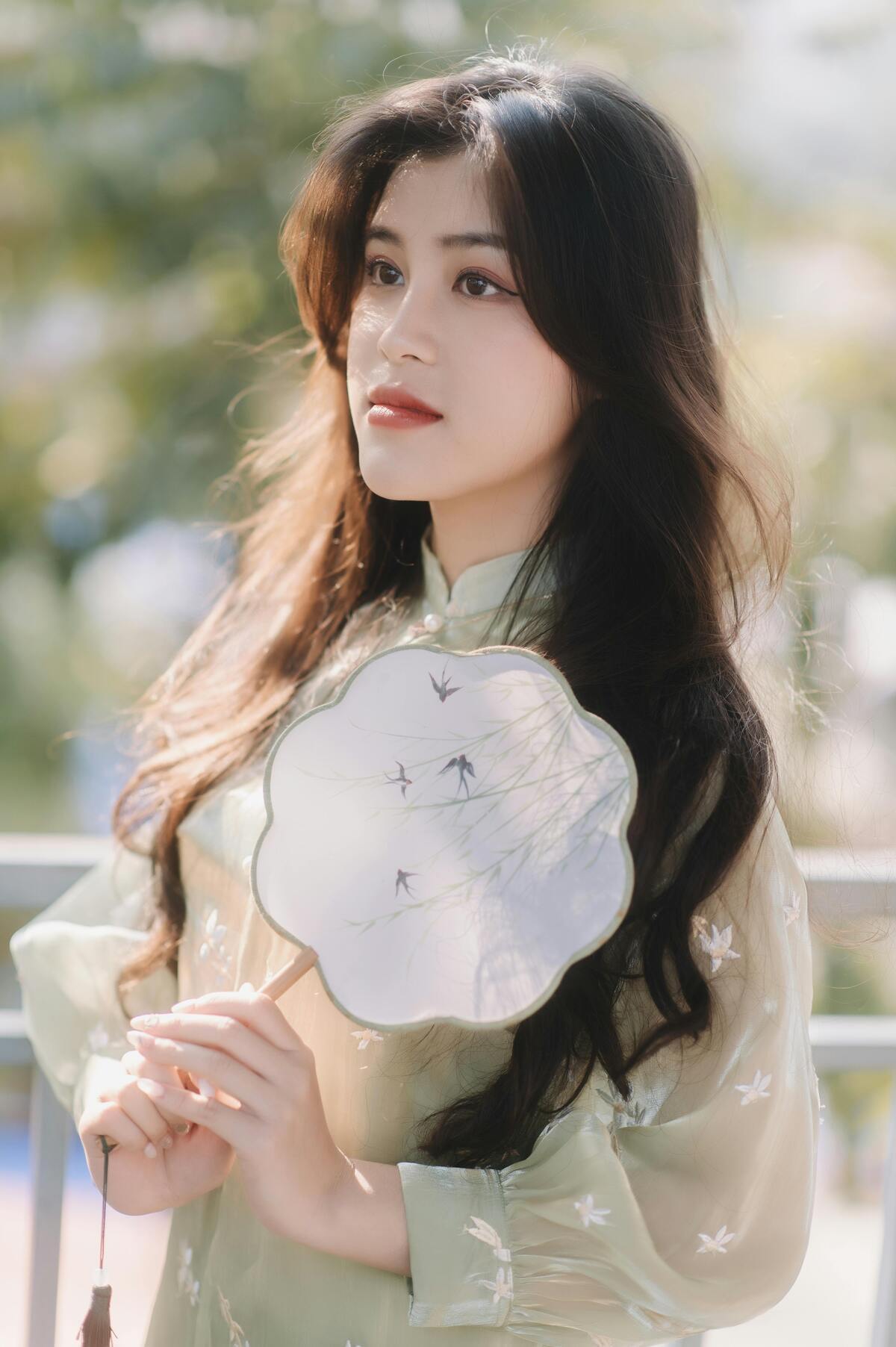 Kiểu tóc mặc áo dài 2024 tóc xoăn sóng lơi mái bay