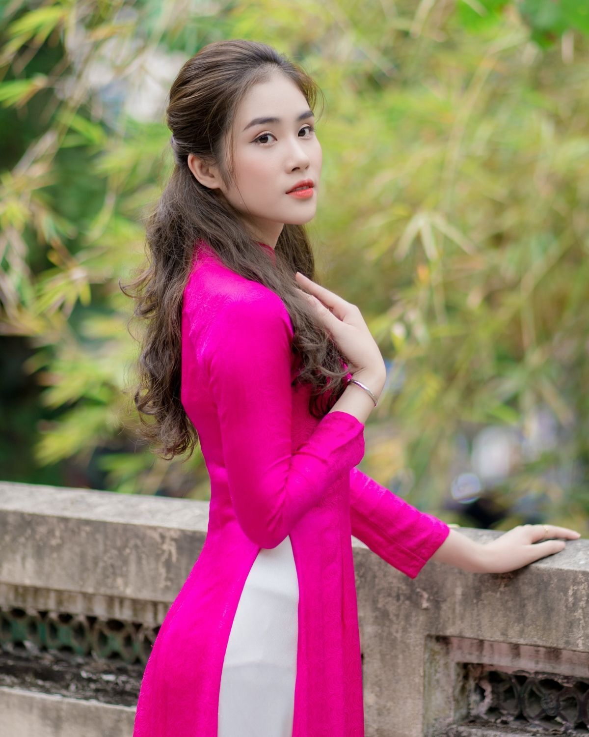 Kiểu tóc mặc áo dài đẹp nhất 2024 tóc buộc nửa đầu