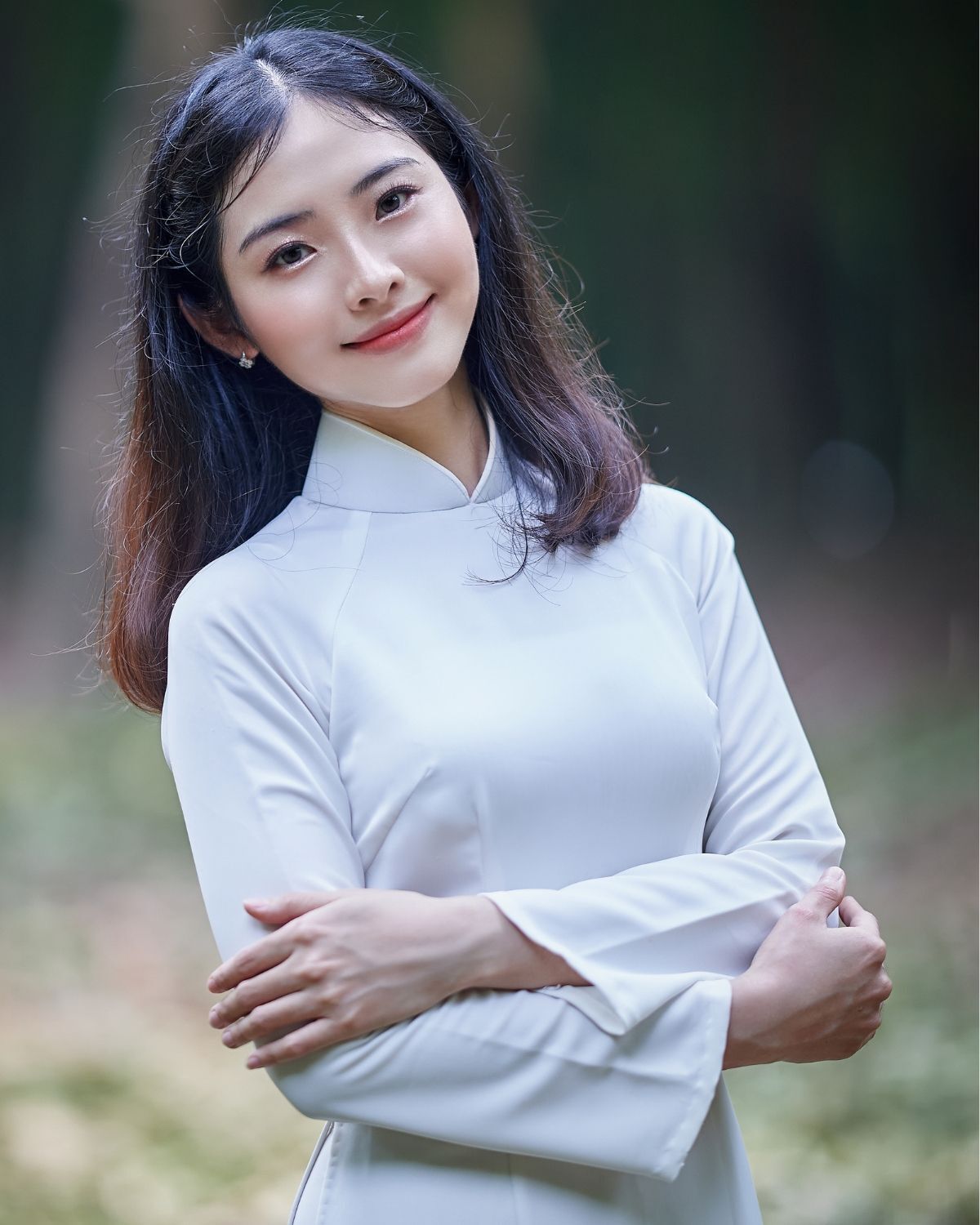 Kiểu tóc mặc áo dài 2024 trẻ trung tóc ngang vai uốn cụp