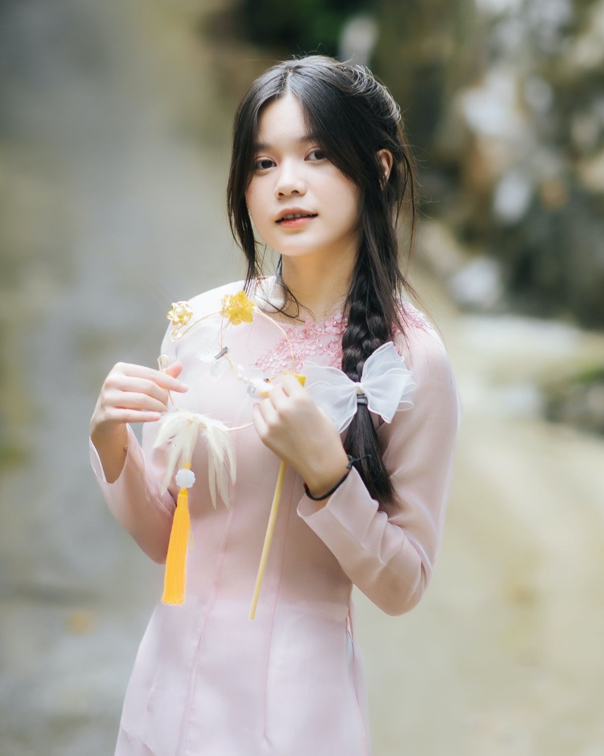 Kiểu tóc mặc áo dài 2024 nữ tính tết đuôi sam