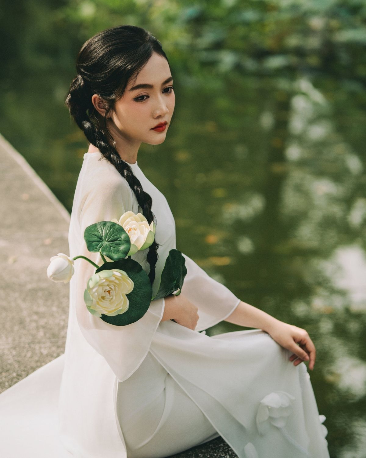 Kiểu tóc mặc áo dài 2024 nữ tính tết đuôi sam