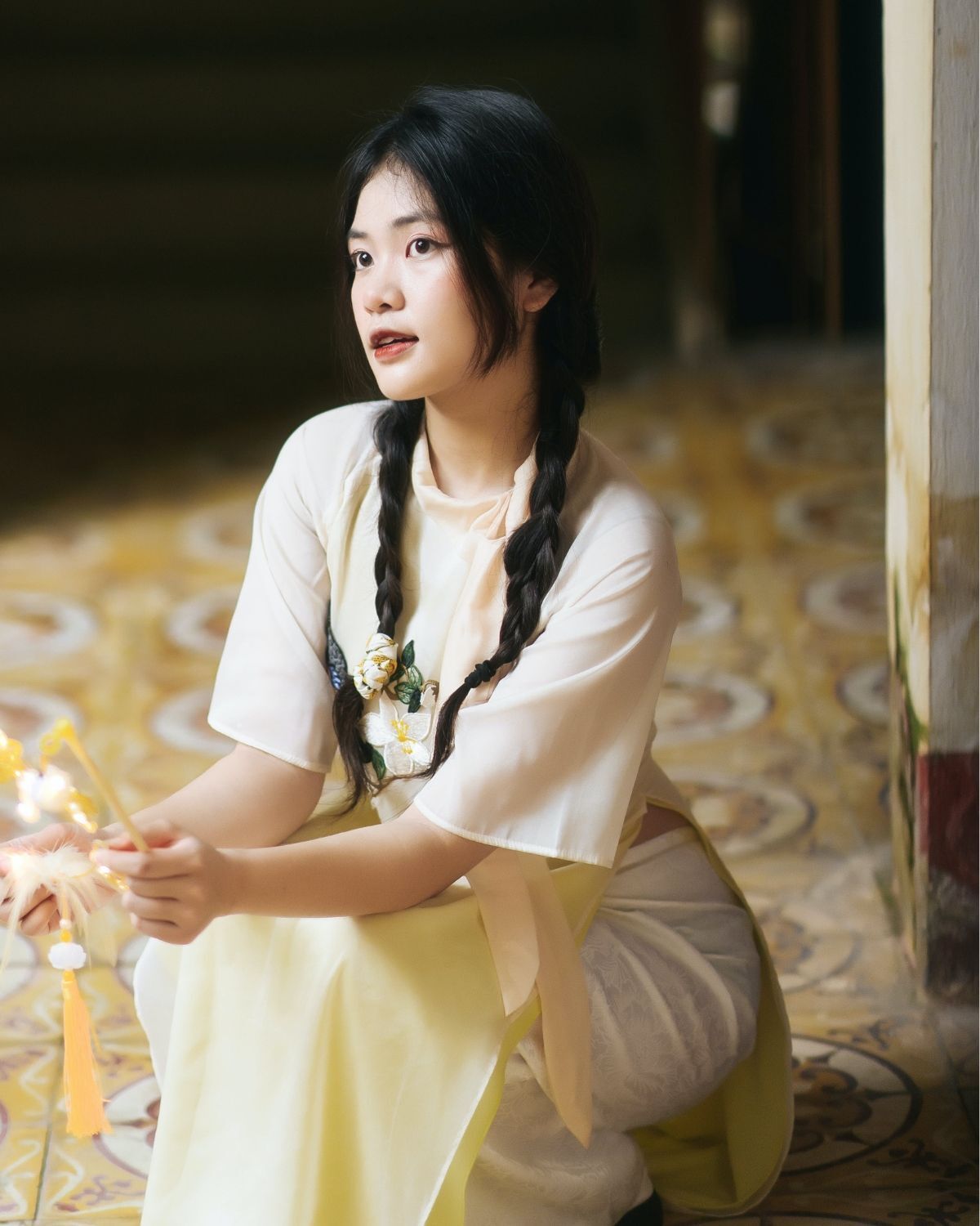 Kiểu tóc mặc áo dài dễ thương nhất 2024 tóc tết 2 bên