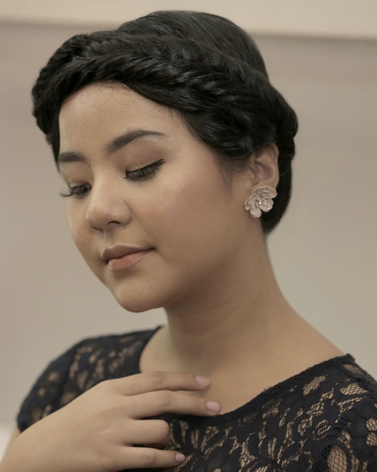 Kiểu tóc mặc áo dài 2024 tóc tết quanh đầu gọn gàng