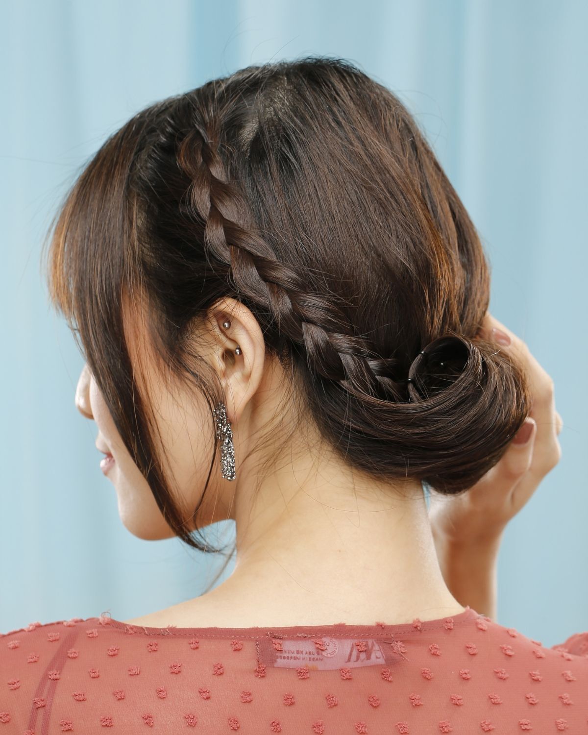 Kiểu tóc mặc áo dài 2024 tóc tết quanh đầu gọn gàng