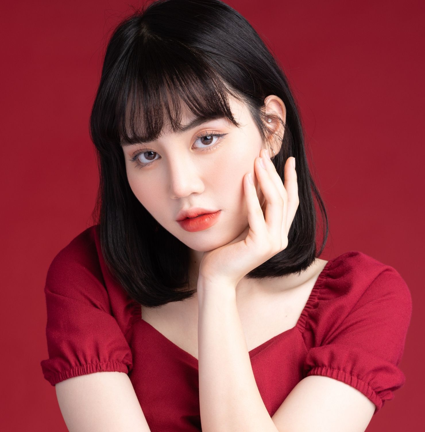 Tóc ngắn ngang vai thẳng mái bằng