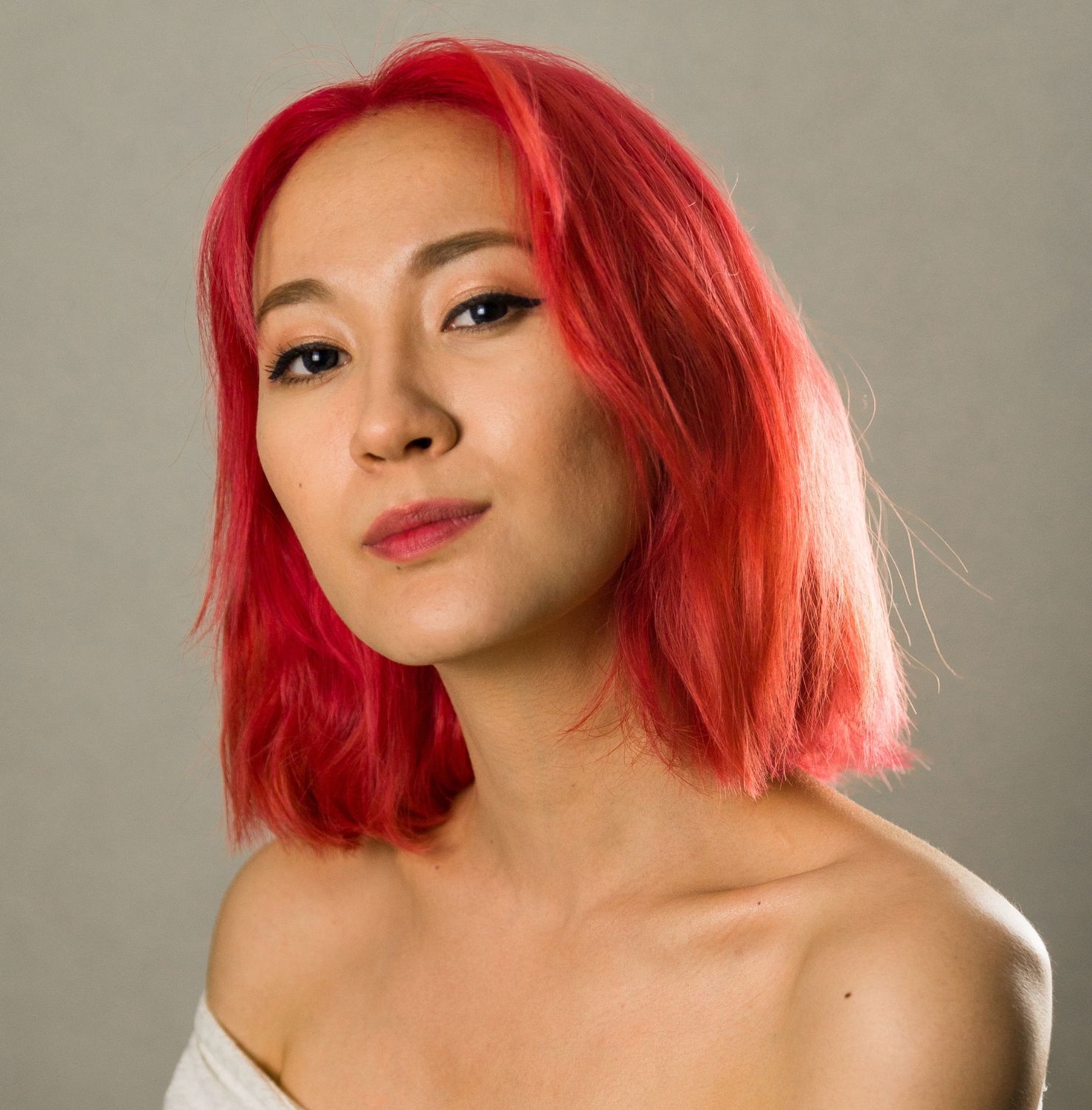 Tóc ngang vai thẳng nhuộm đỏ 