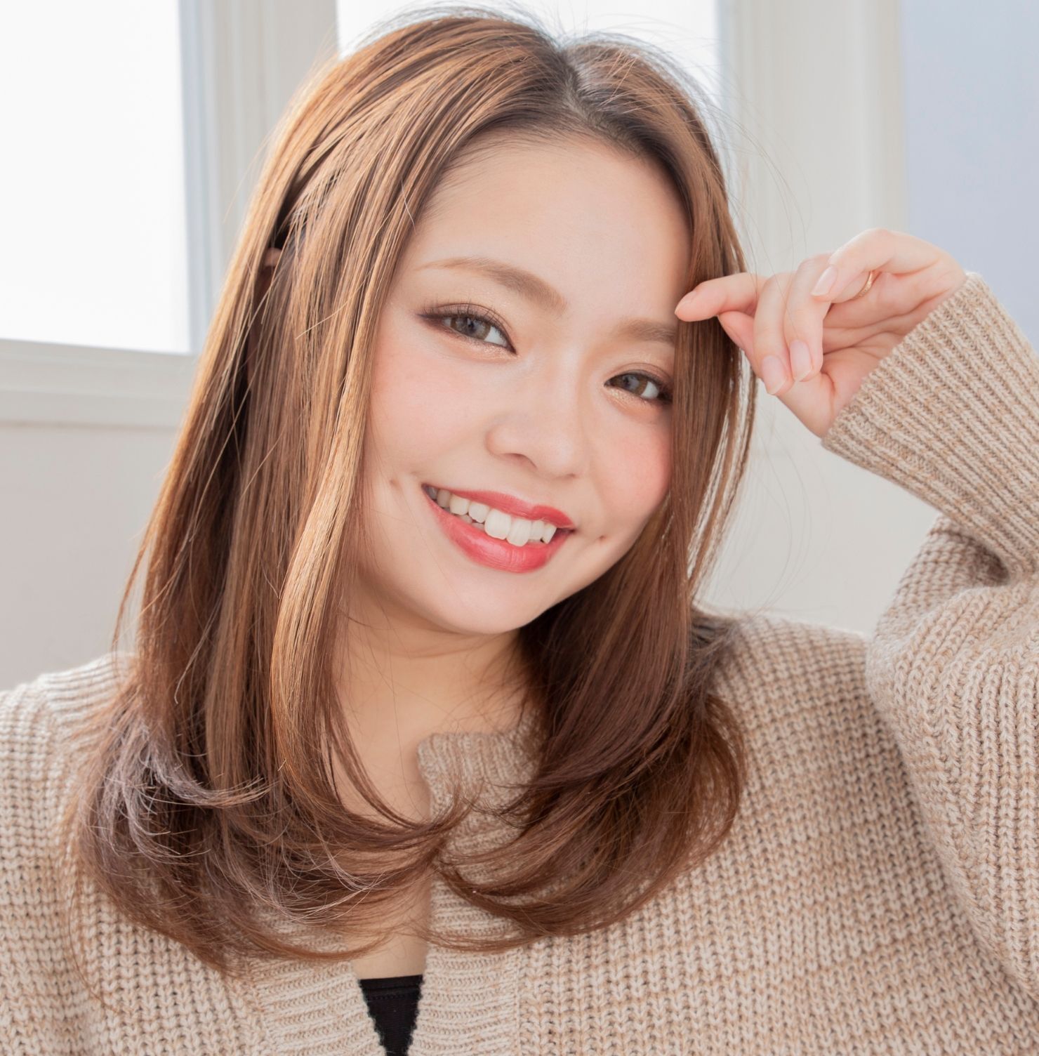 Tóc ngang vai thẳng cụp đuôi