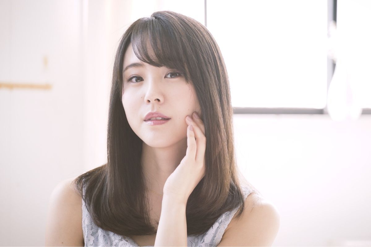 tóc cúp tầng cô gái chạm tay vào má