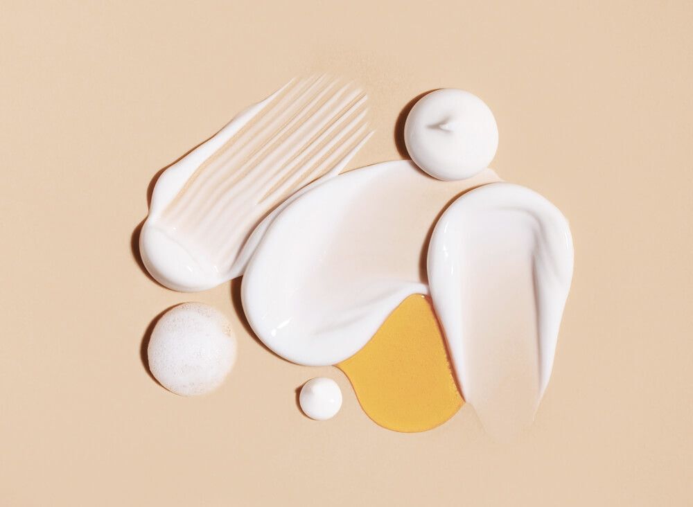 break out mụn các dạng kết cấu của mỹ phẩm đặt trên nền vàng