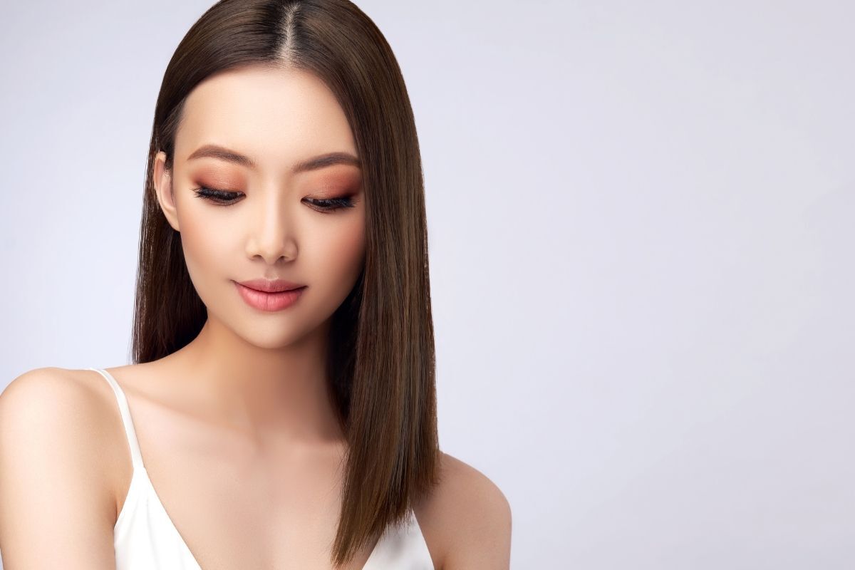 tóc ngắn thẳng cô gái tóc thẳng ngang vai mặc áo dây trắng đang nhìn xuống