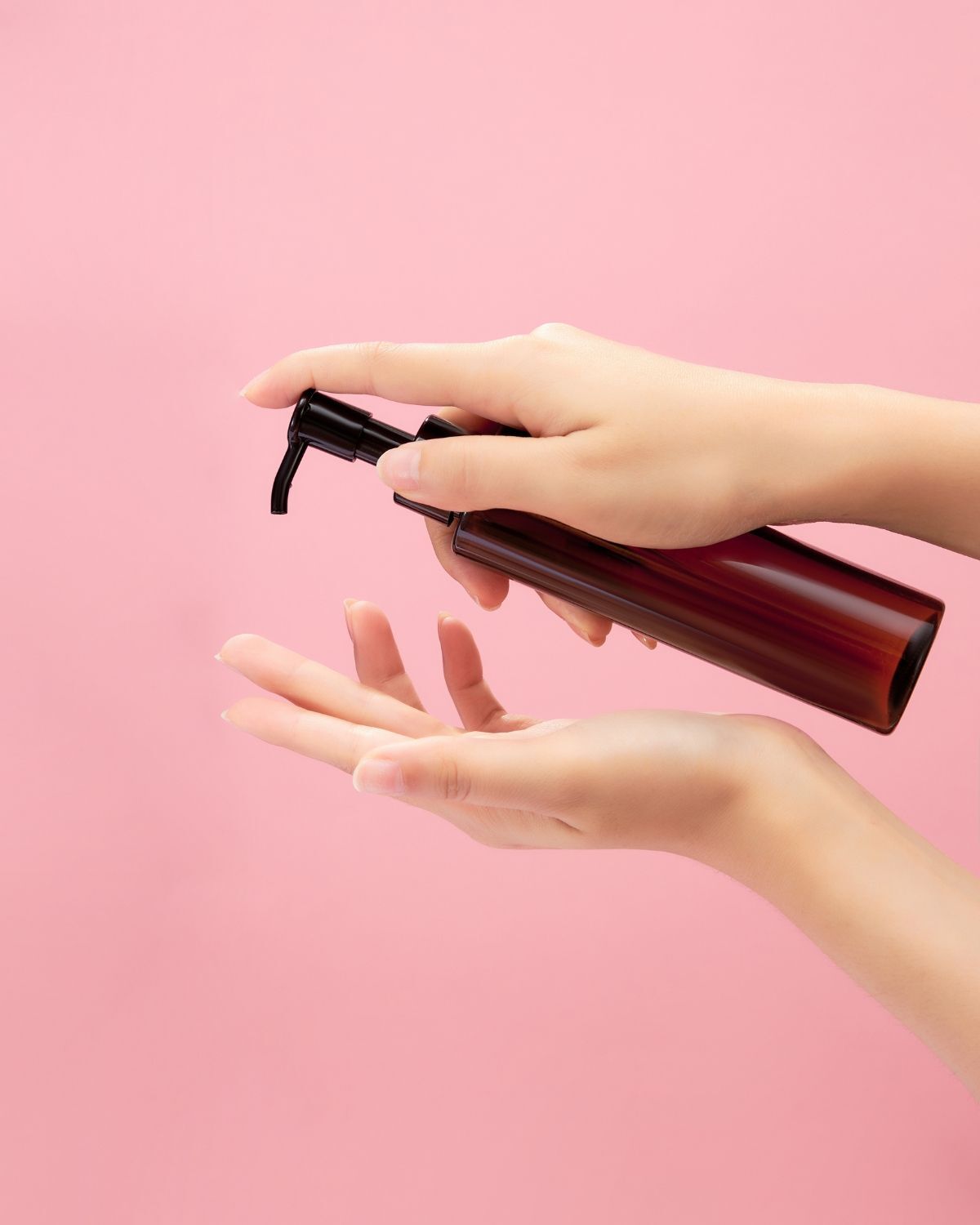 Thoa dầu tẩy trang lên da bằng tay khô