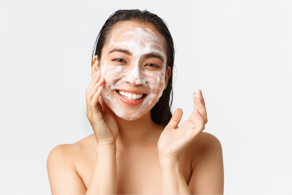  Làm sạch kép với sữa rửa mặt