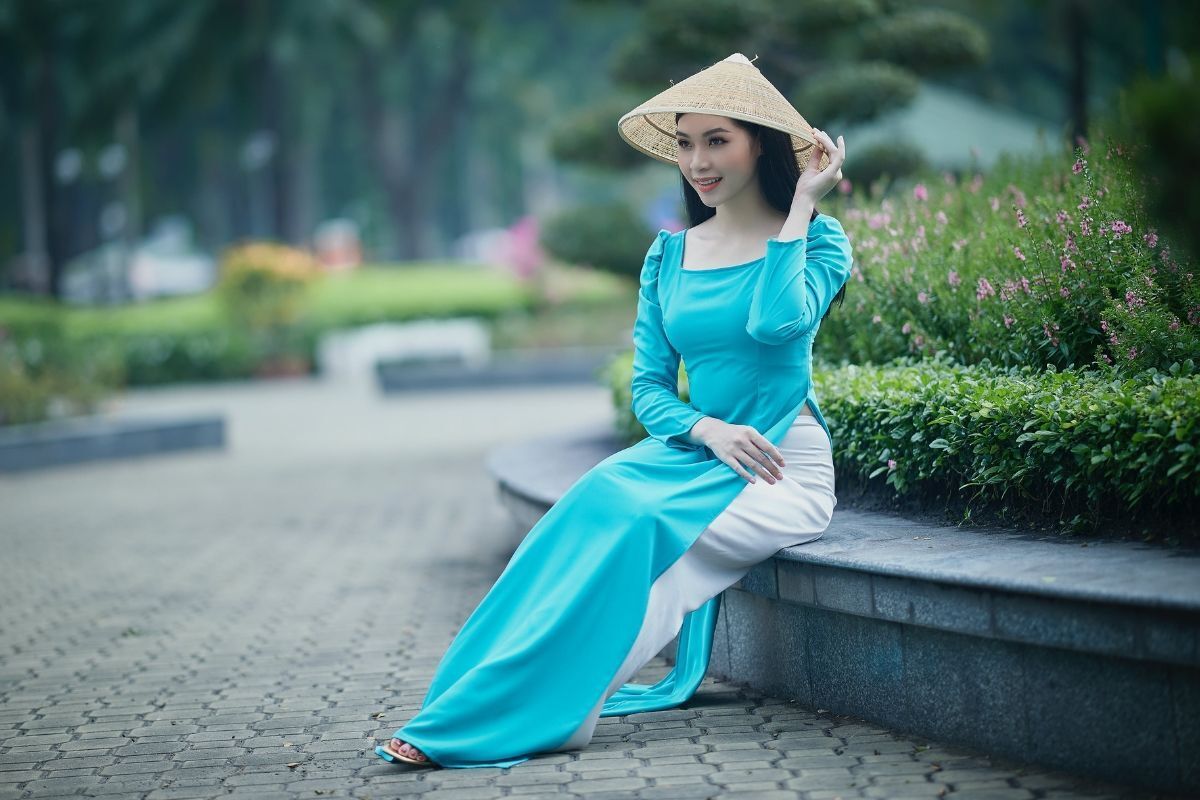 Áo dài cổ vuông tay dài màu xanh dương cô gái đội nón lá 