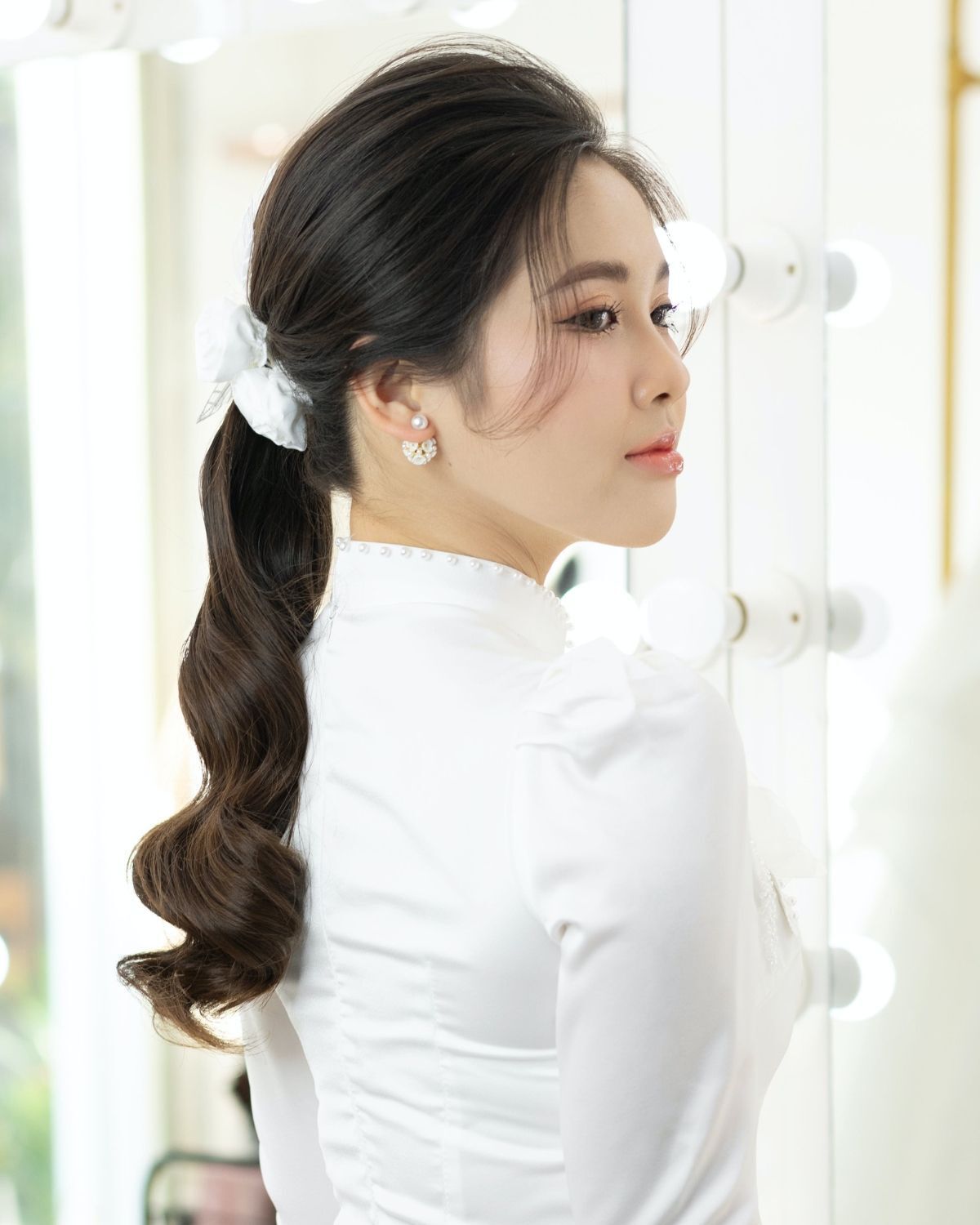 Kiểu tóc mặc áo dài 2024 thanh lịch tóc buộc thấp