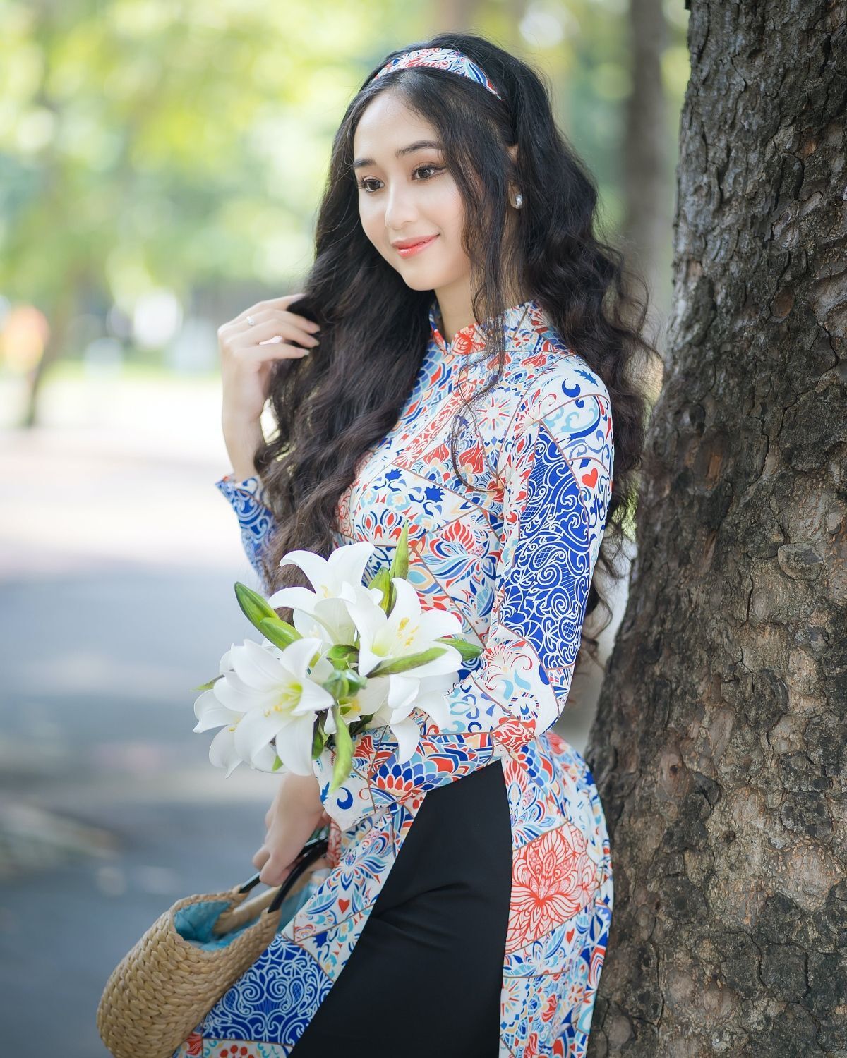 Kiểu tóc mặc áo dài 2024 tóc uốn xoăn sóng nước