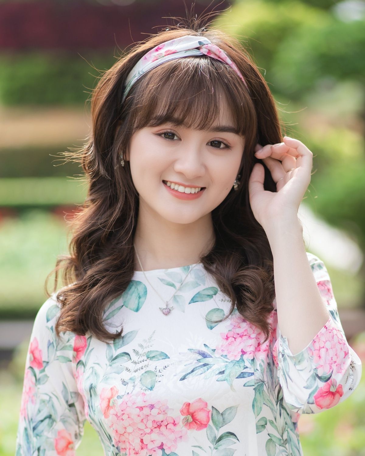 Kiểu tóc mặc áo dài 2024 tóc uốn lọn to bồng bềnh