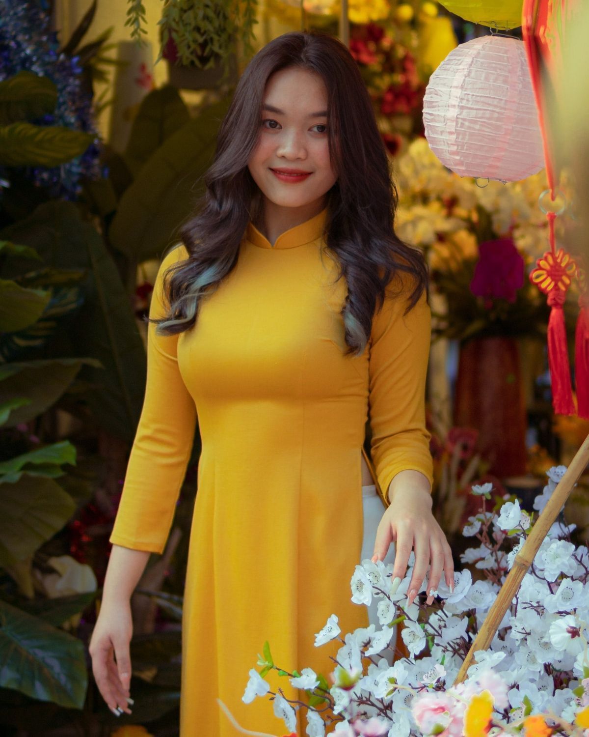 Kiểu tóc mặc áo dài 2024 tóc uốn lọn to bồng bềnh