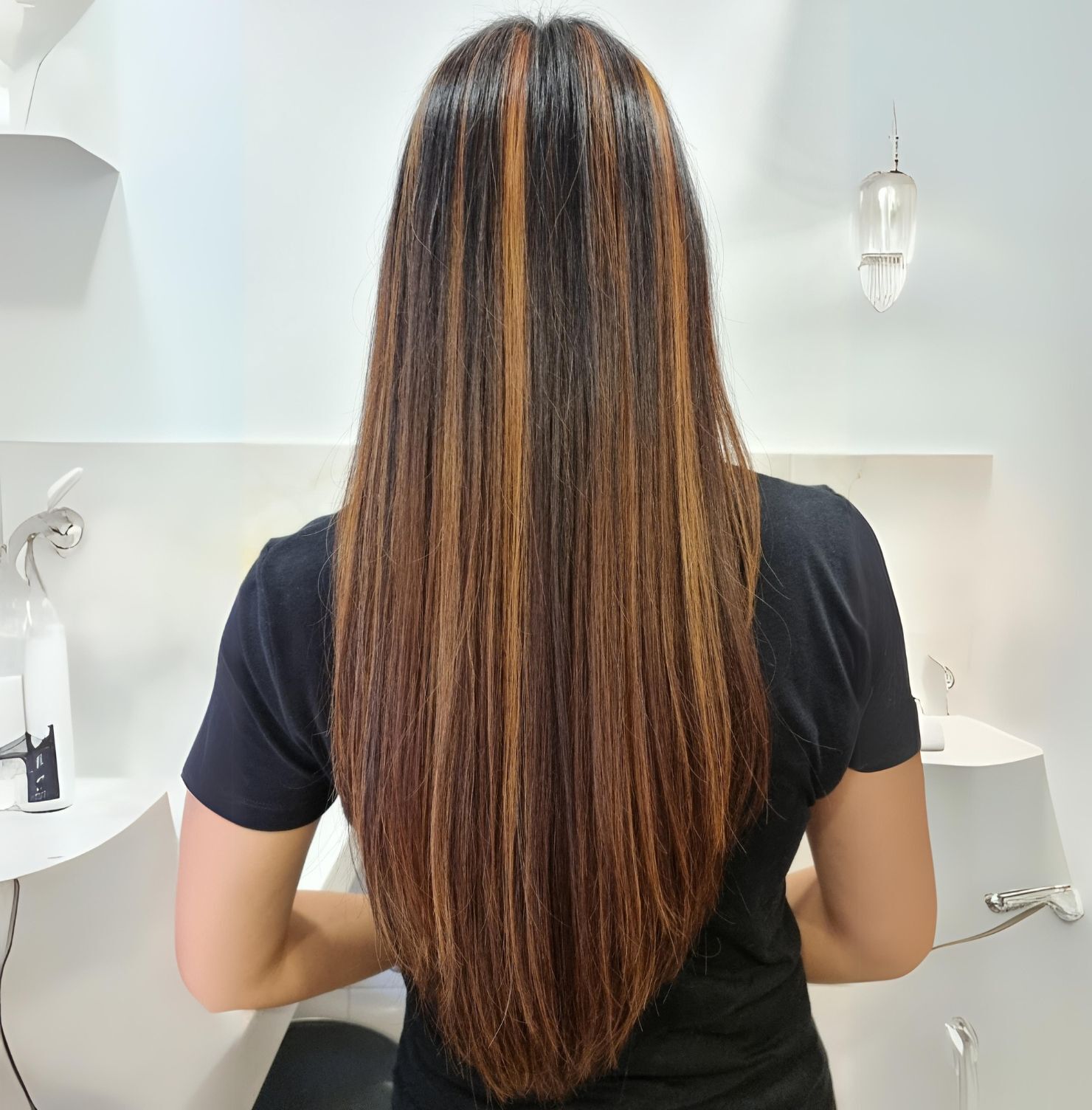 Tóc chiếc lá bầu dài qua lưng 