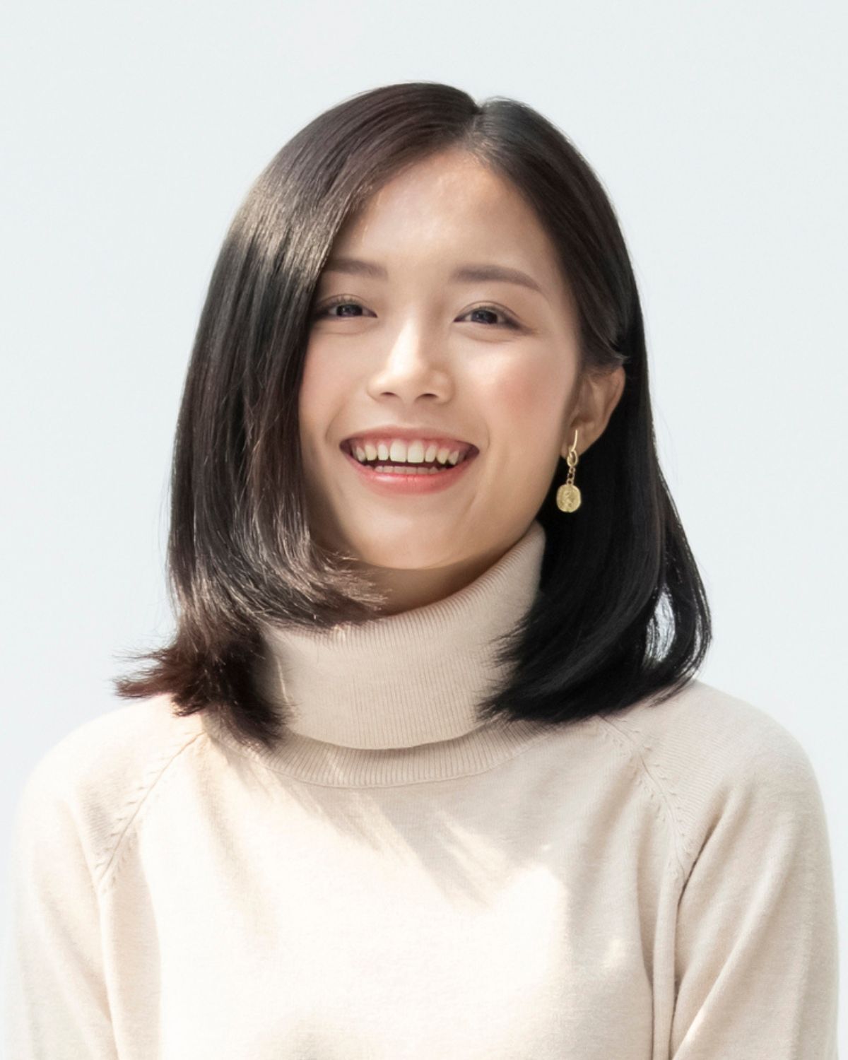 Tóc lỡ tóc lỡ uốn cụp mái dài cô gái mặc áo len cổ lọ cười tươi