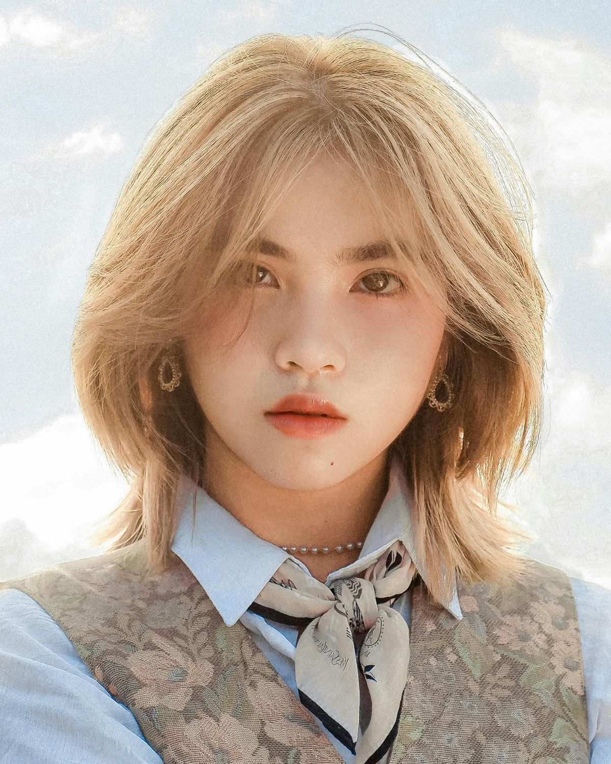 Tóc lỡ tóc lỡ duỗi phồng hình chụp chính diện cô gái có mái tóc màu vàng