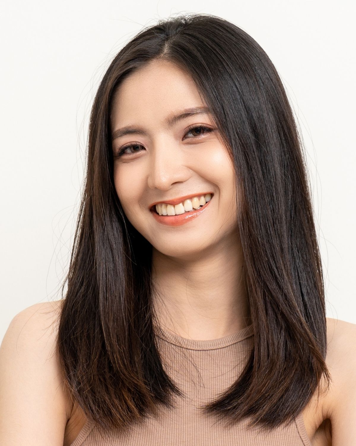 Tóc lỡ tóc lỡ thẳng không mái cô gái cười tươi rạng rỡ mái tóc màu nâu đen