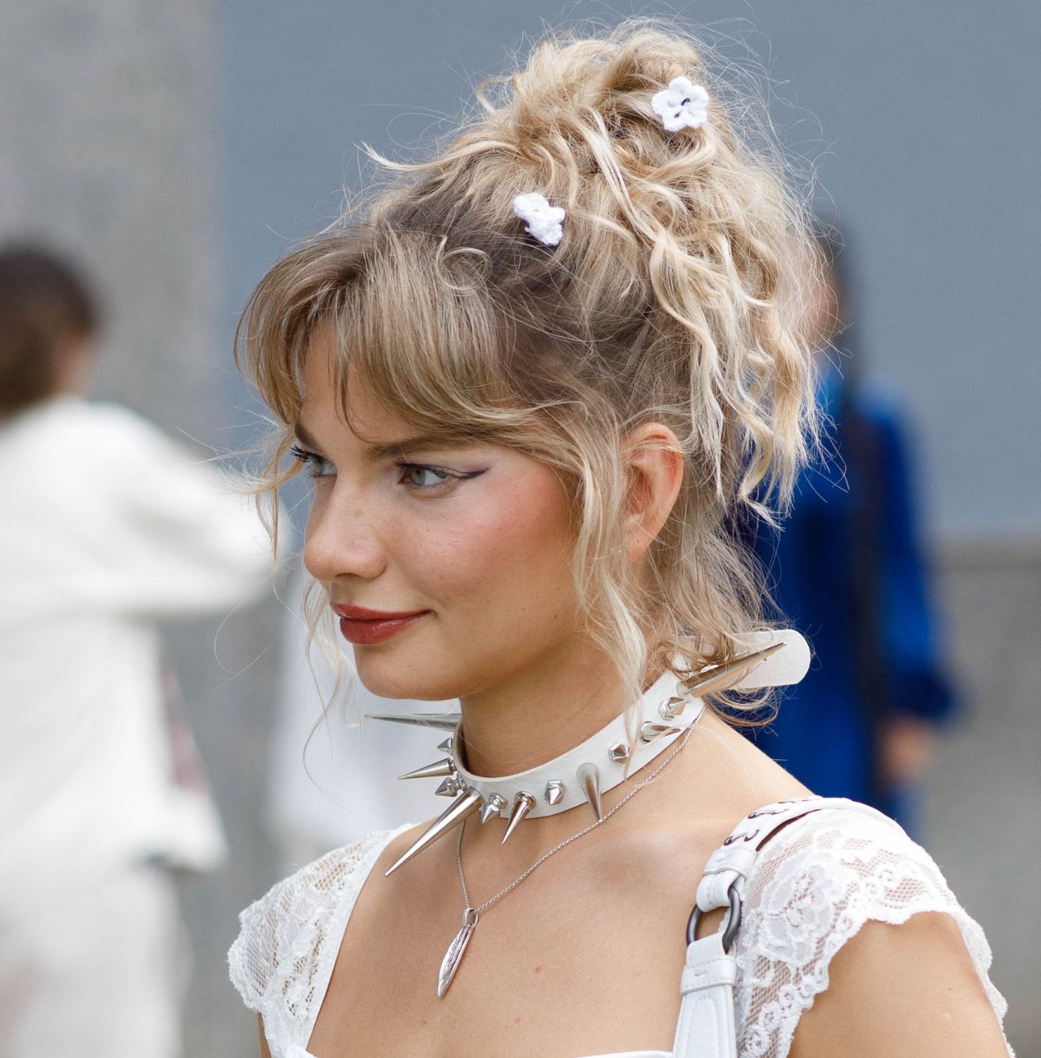 Tóc mái bay buộc cao kiểu Pháp