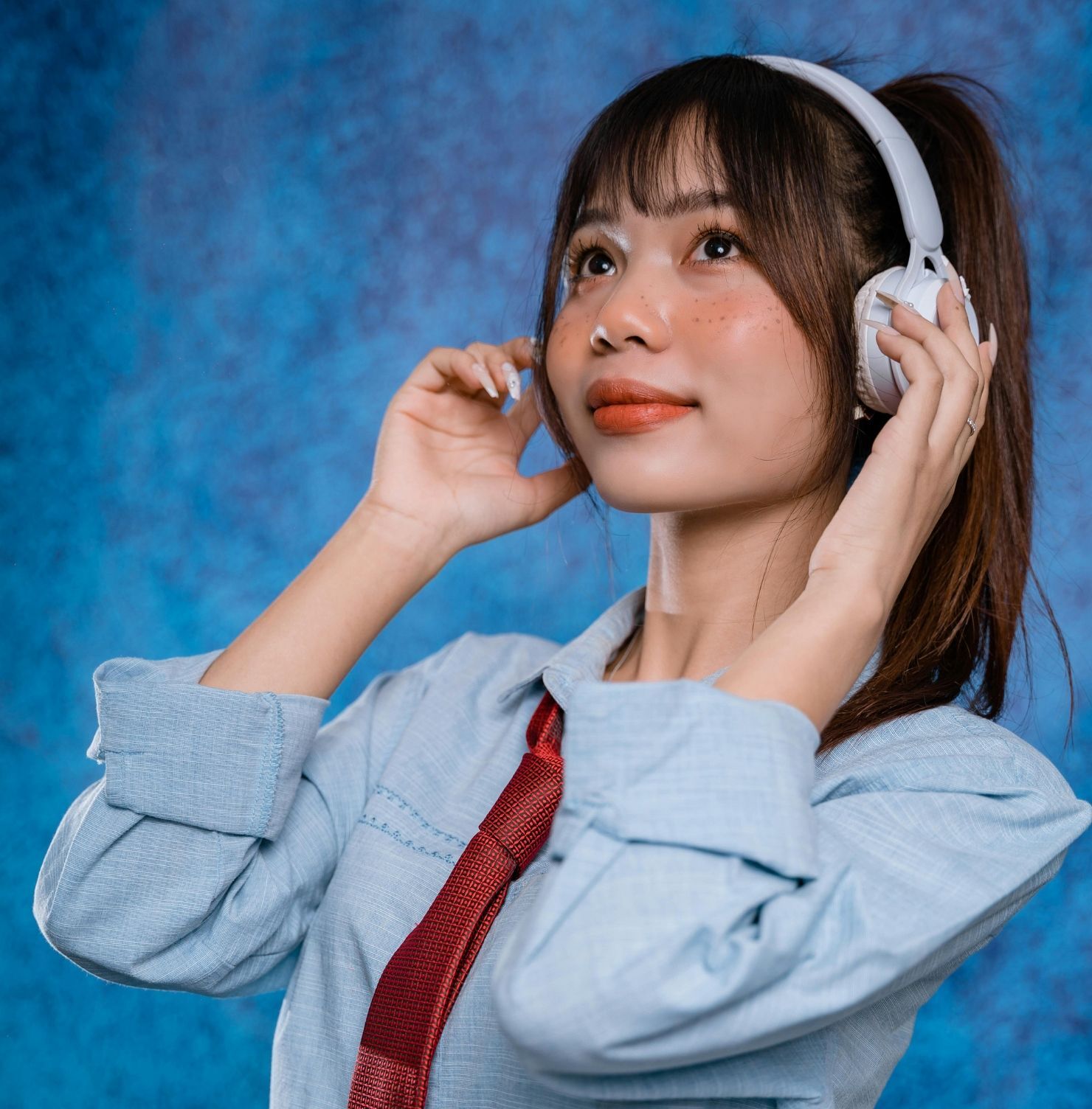 Kiểu tóc mái bay thưa buộc cao