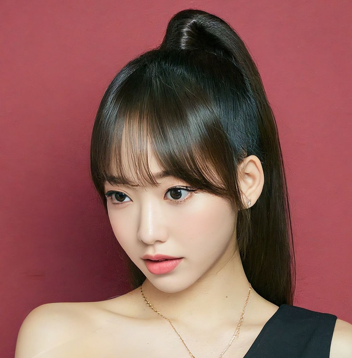 Kiểu tóc mái bay thưa buộc cao