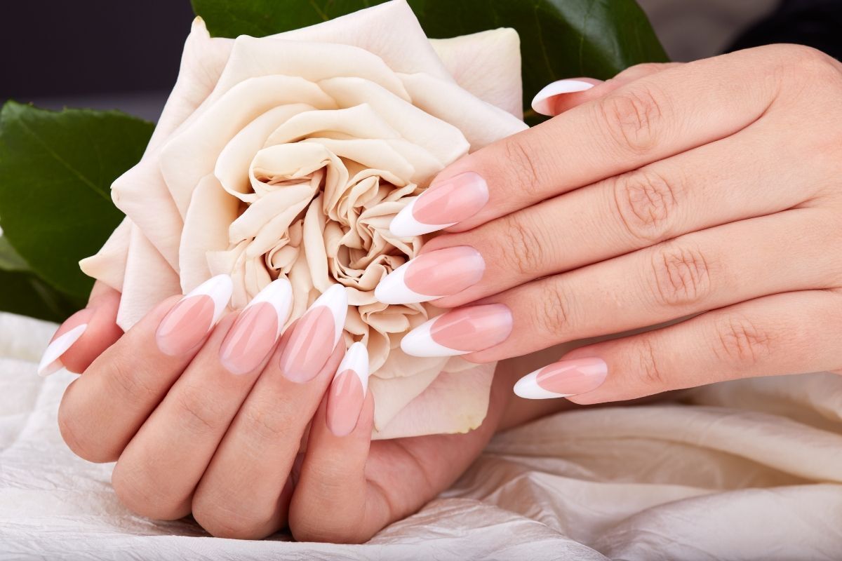 kiểu sơn đầu móng đẹp cho nàng móng tay nhọn đầu móng trắng tay cầm khăn hình hoa hồng 