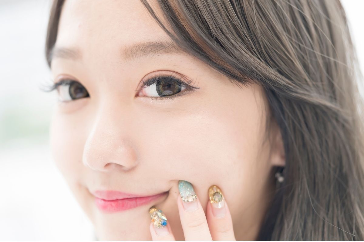 vẽ bọng mắt bằng cách kẻ đen viền mi dưới