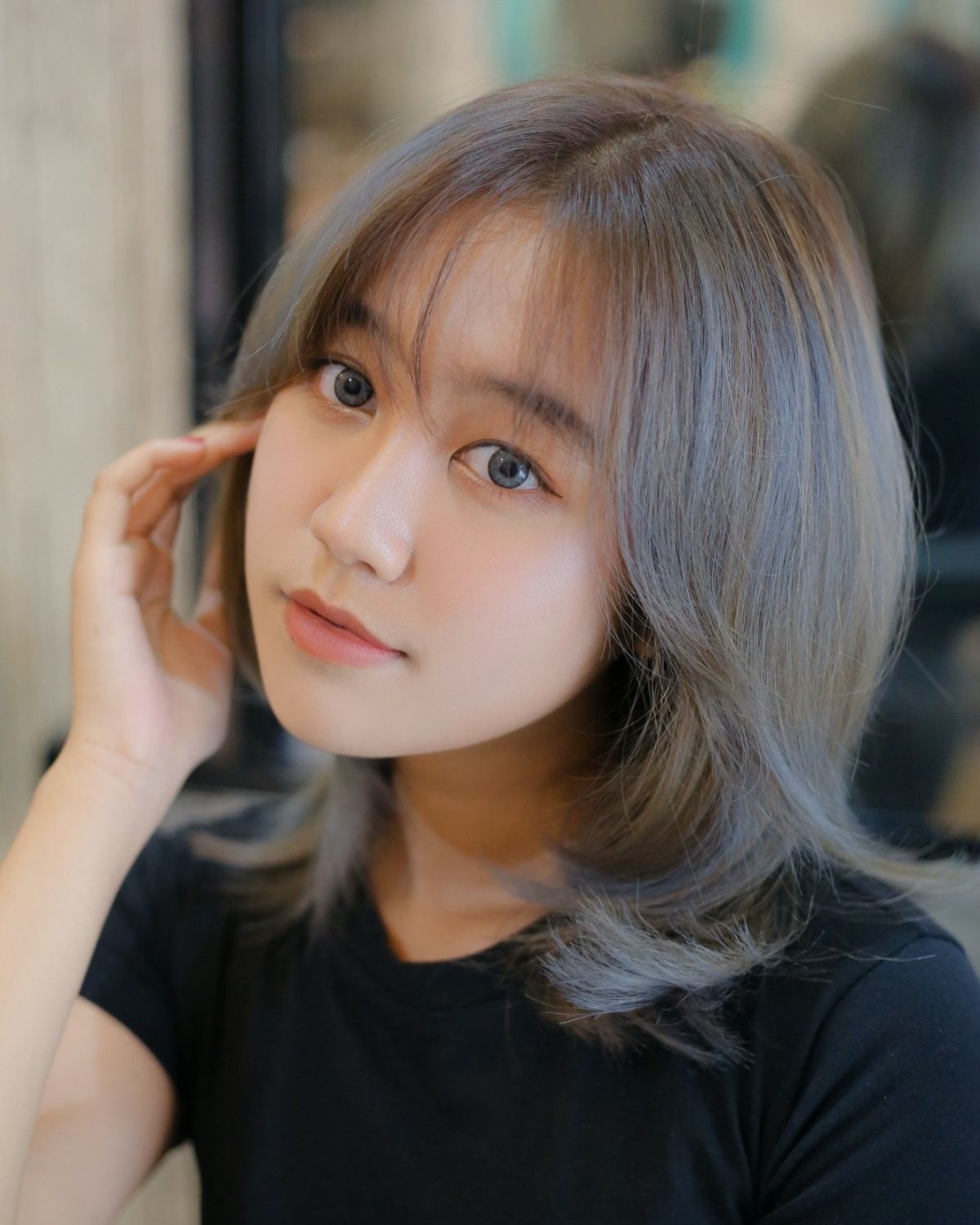 Tóc lỡ kiểu tóc lỡ đẹp mái bay cô gái trẻ chạm tay vào má mái tóc màu xám khói