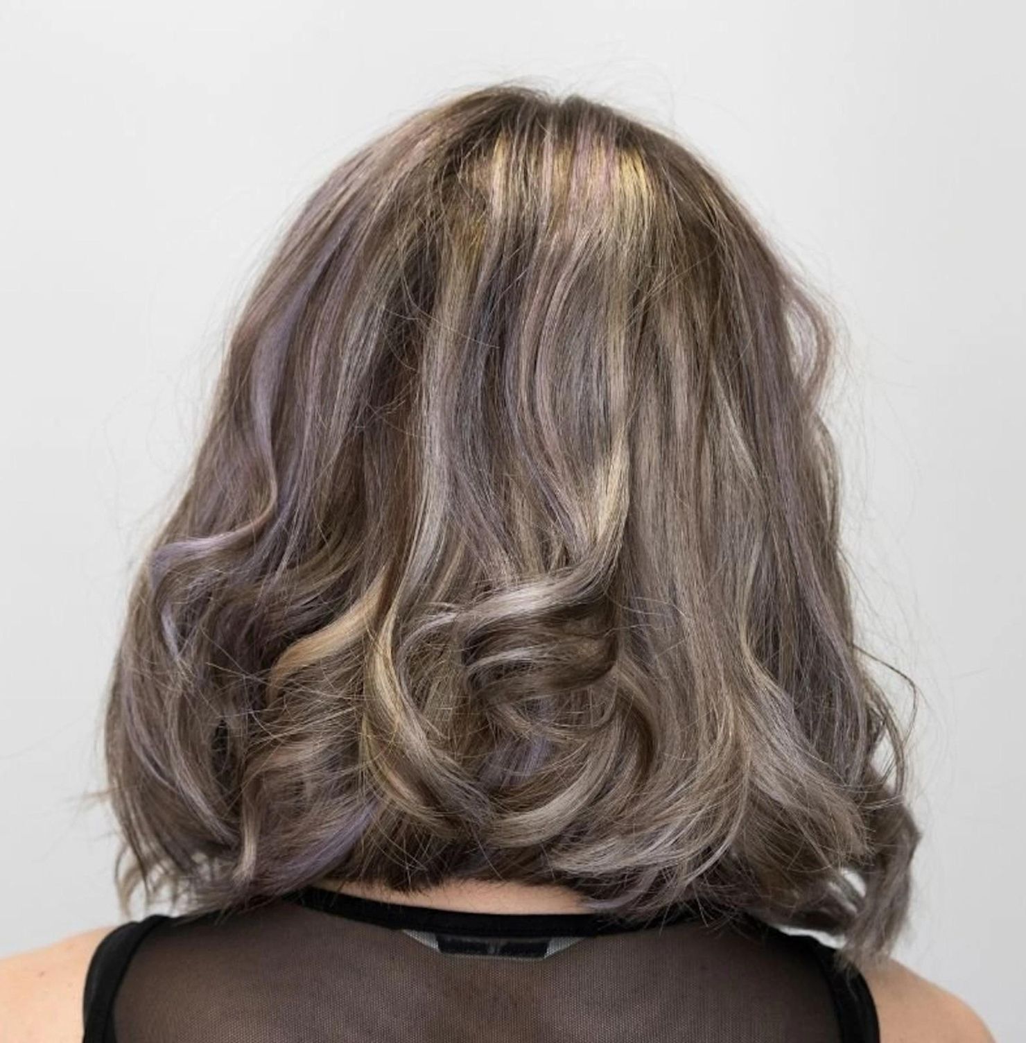 Nâng tone tóc là gì ảnh chụp phía sau mái tóc nâng tone 