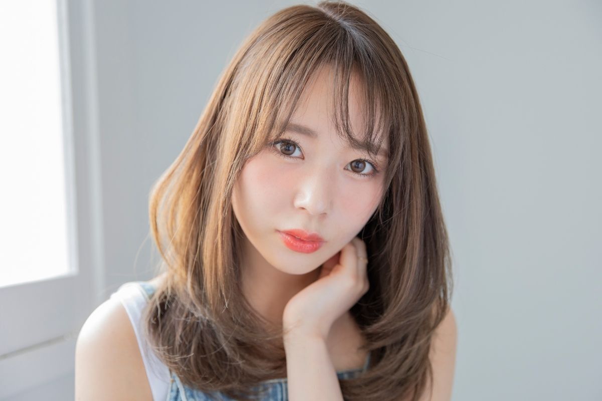 Tóc lỡ kiểu tóc lỡ chiếc lá bầu cô gái trẻ đang lùa tay vào tóc chạm vào gáy