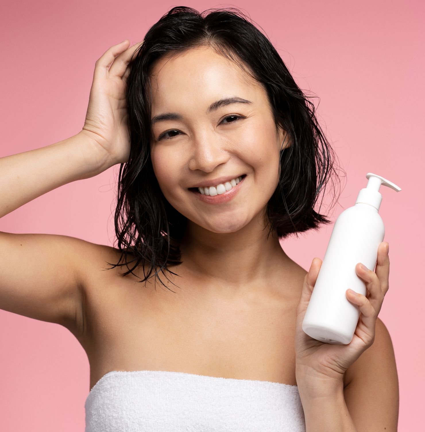 Nâng tone tóc là gì cô gái cầm chai dầu gội màu trắng