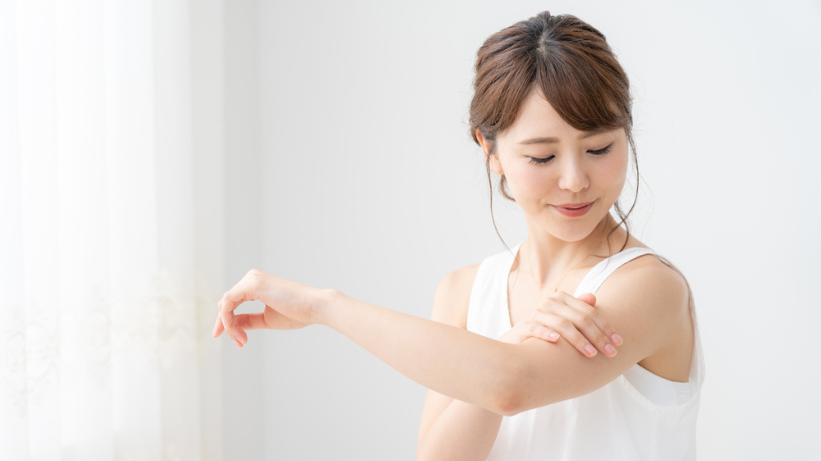 da sạm cô gái áp dụng biện pháp trẻ hóa da body bị xỉn màu