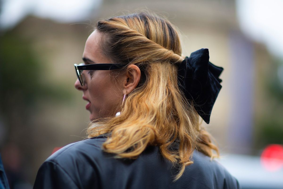 Cách buộc tóc nửa đầu dễ thương cho tóc ngắn