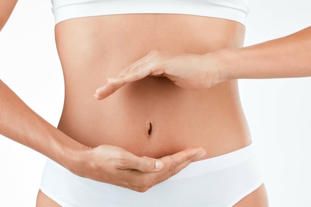 thải độc da mặt thải độc là gì cơ thể người phụ nữ với hai bàn tay tạo kiểu ở giữa bụng trên nền trắng