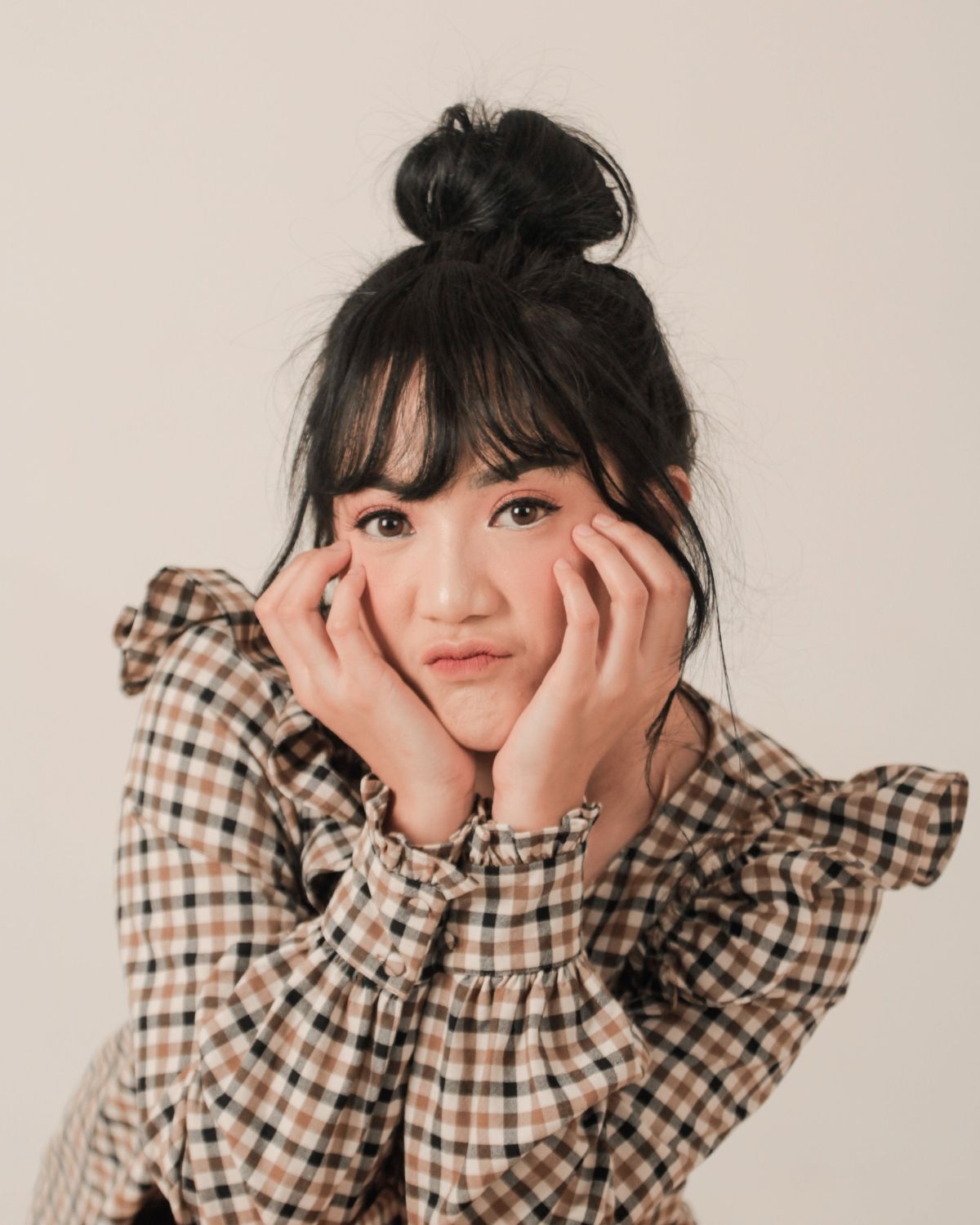 Cách buộc tóc củ tỏi cho tóc ngắn